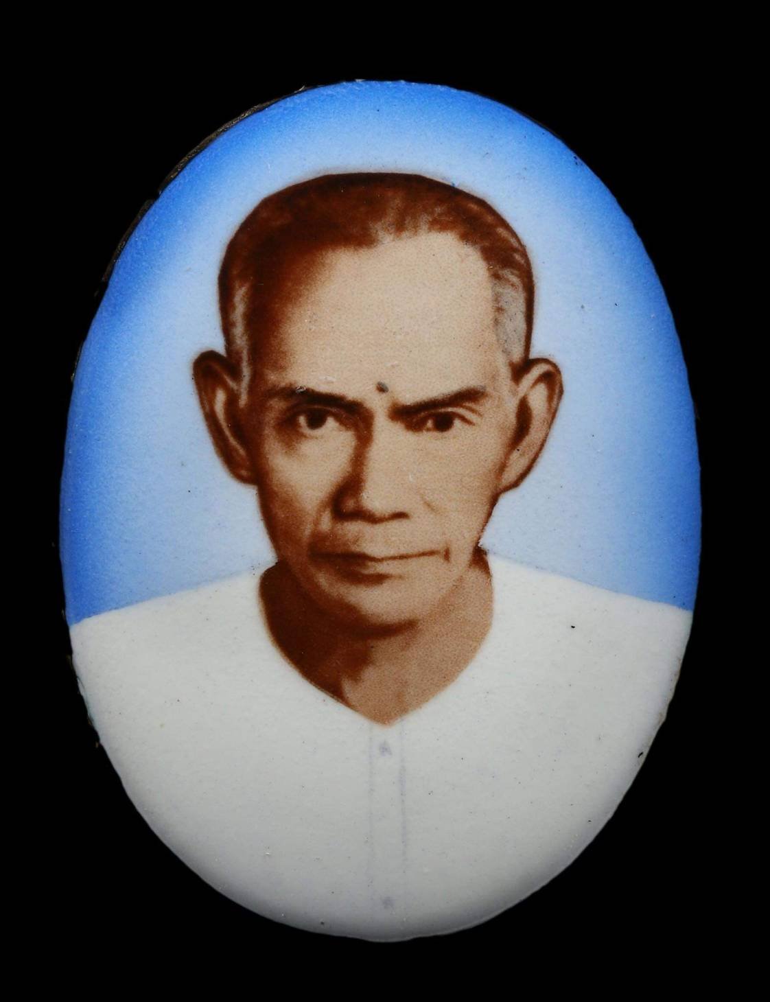 297126 ล๊อคเก็ตอาจารย์โง้วกิมโคย  เซียนแปะโรงสี รุ่นแรก  หน้าหนุ่ม พิมพ์กลาง  ฉากฟ้า ปี2519 จ.ปทุมธานี